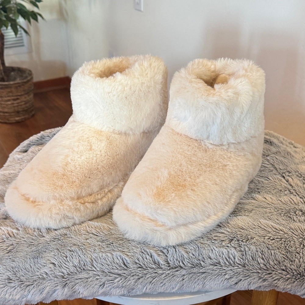 Cozy Cream Faux Fur Women's Slippers